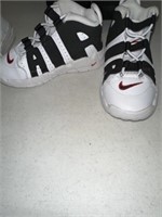 TODDLER BLACK AND WHITE NIKE SHOES 9C