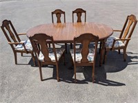 Beautiful dining set with 6 chairs, including 2