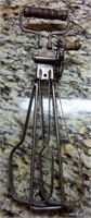 J - VINTAGE MANUAL EGG BEATER (K16)