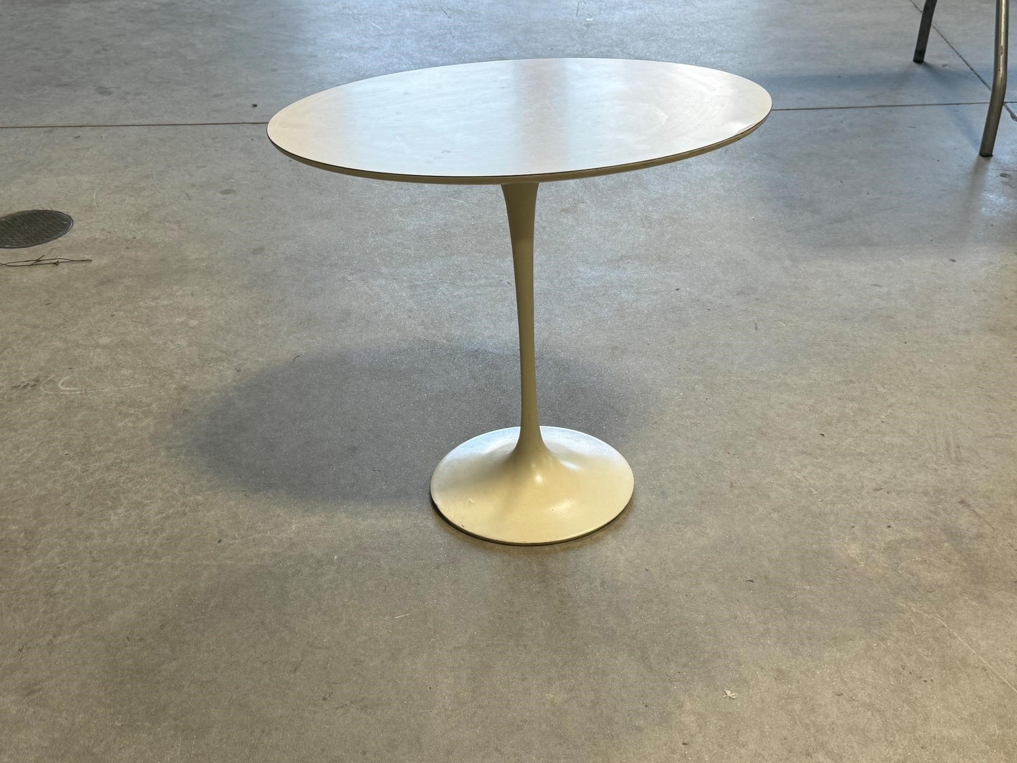 Mid-Century Tulip End Stand