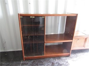 ENTERTAINMENT CENTER WITH GLASS DOORS ON WHEELS