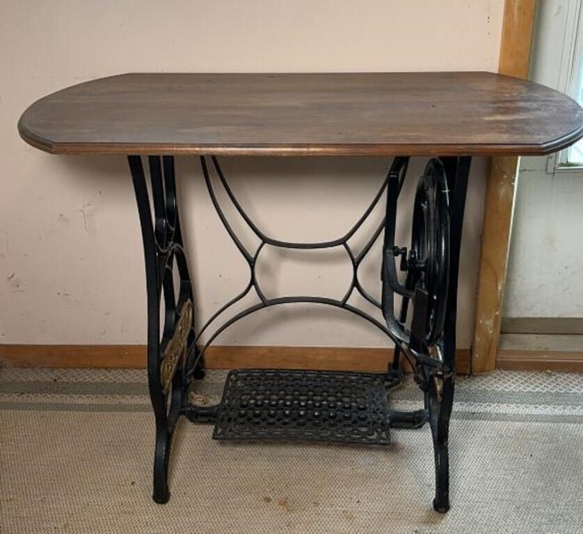 TABLE ON QUEEN SEWING MACHINE STAND