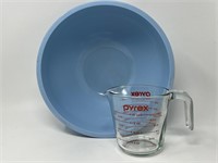 Classic Popcorn Bowl & Pyrex Glass Measuring Cup