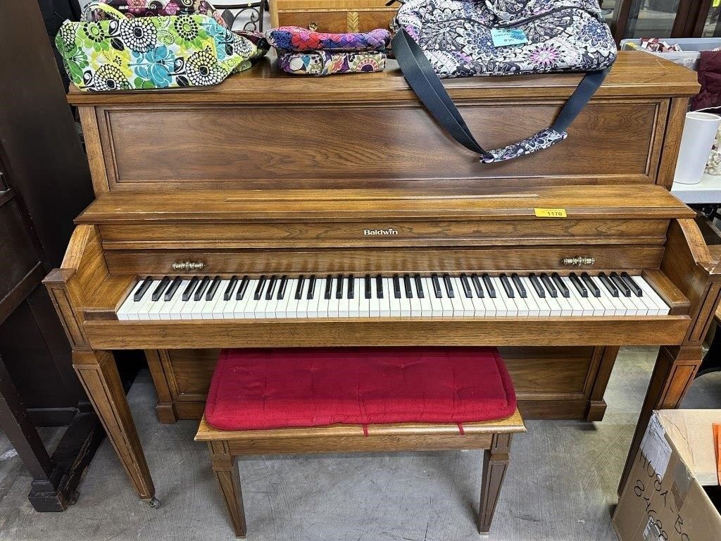 BALDWING UPRIGHT PIANO W BENCH