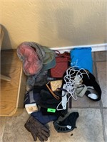 LOT OF COLD WEATHER GLOVES / MISC