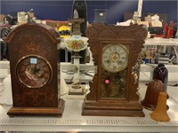 Vintage and antiques clocks and lamps.