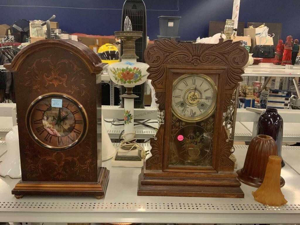 Vintage and antiques clocks and lamps.