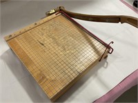 Paper cutter