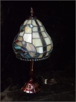 GORGEOUS TIFFANY STYLE LAMP WITH RED BASE