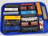ASSORTED LOT OF VINTAGE HO SCALE ROLLING STOCK