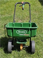 SCOTTS SPEEDY GREEN LAWN SPREADER