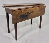 Walnut breakfast table, drop leaves, tapered legs,