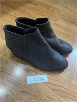 C10) Woman’s ankle boots size 9, like new