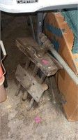 Carpenters vice mounts on edge of workbench