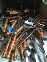 box full of wood handel an other silverware