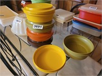 LOT OF TUPPERWARE BOWLS WITH SOME LIDS