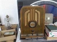 Dome top Vintage Philco radio as is