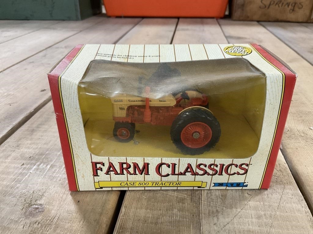 NIB Ertl 1/32 Case 800 Tractor