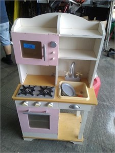 KIDS’ KITCHEN WITH DISHES