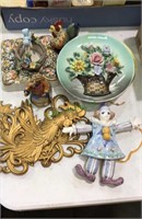 Group of Italian pottery, metal roosters,