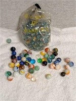 ASSORTED GLASS VINTAGE MARBLES & CATS EYE IN BAG