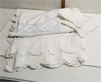 6'x7' Vintage Table Cloth & 2 Napkins -White