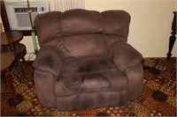 OVERSIZED POWER RECLINER NEEDS CLEANED