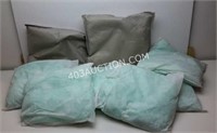 Lot of 8 Pillows 18" x 18" (6 Green, 2 Grey)