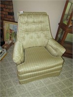 ARMED SITTING LIVING ROOM CHAIR