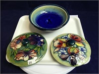 SIGNED W.MOORCROFT 6.25" DISH WITH TWO LIDS
