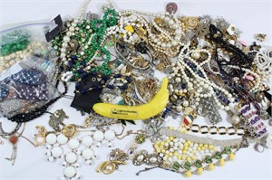 100+ Pieces Vtg & Modern Costume Jewelry!