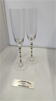 Pear of champagne flutes with gold ring