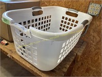 Sterilite Laundry Basket (cracked handle)