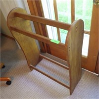 WOODEN QUILT RACK 25 x 10 x 34