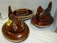 HULL BROWN DRIP POTTERY GROUP, 2 HULL CHICKEN
