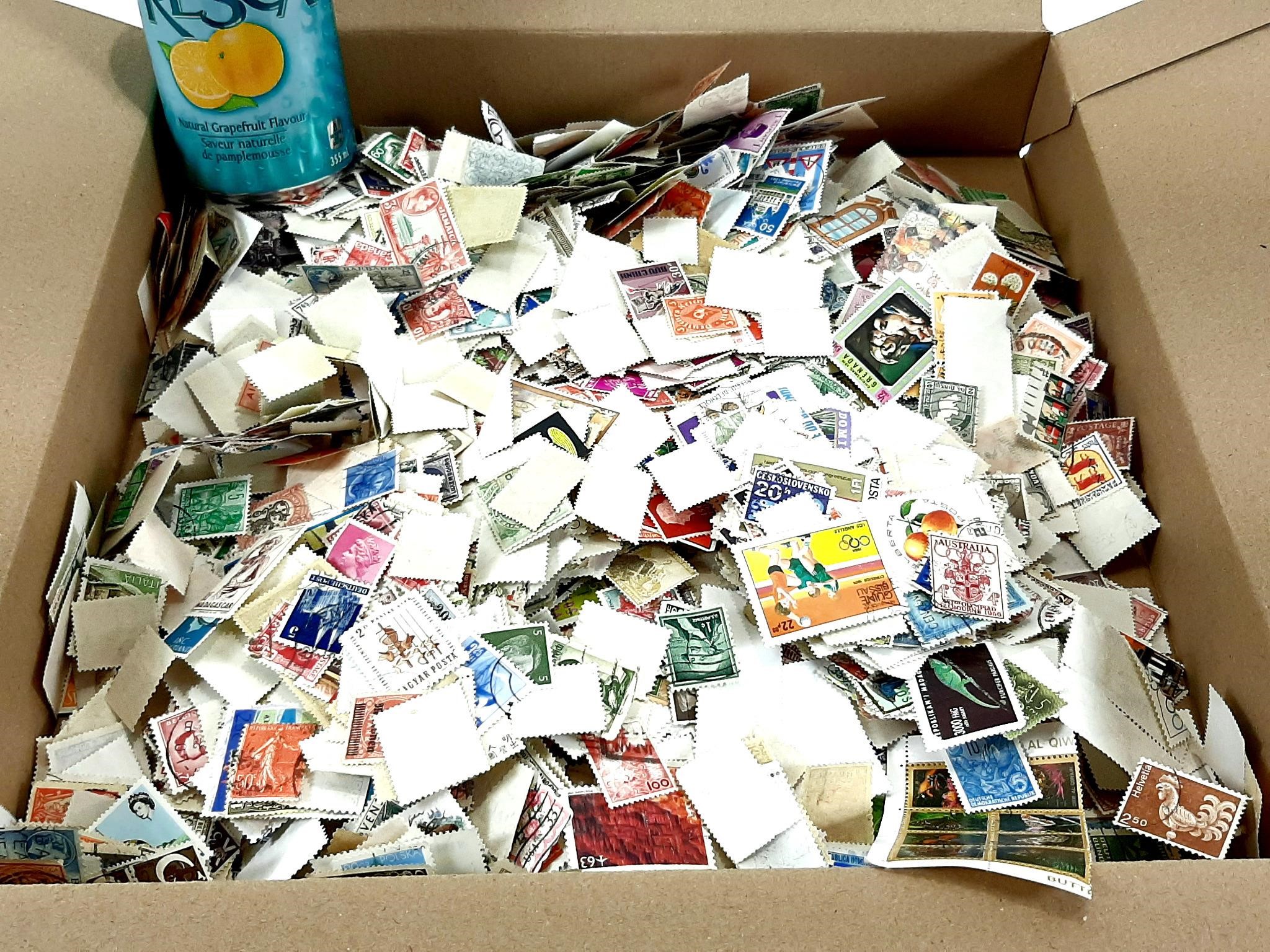 Plusieurs milliers de timbres oblitérés du MONDE