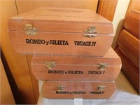 Three wooden Romeo y Julieta medallas de oro