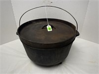 CAST IRON FOOTED DUTCH OVEN W/WIRE HANDLE & LID