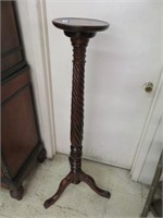 CARVED MAHOGANY TABACCO TWIST CLAW FOOTED