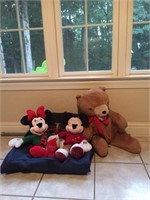 ASSORTED STUFFED ANIMALS AND HAT/ BAG