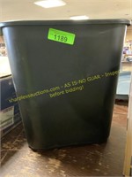 RubberMaid 7 gallon Wastebasket & Brute lid
