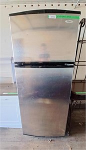 Whirlpool 18 cubic feet fridge with freezer