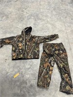 Mossy oak xl jacket and large pants. Believed to