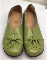 F10) NEW WOMENS GREEN SHOES SIZE 7
