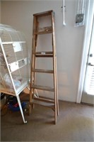 6 FT WOODEN STEP LADDER