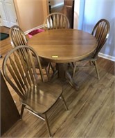ROUND OAK TABLE WITH 4 ARROW BACK CHAIRS