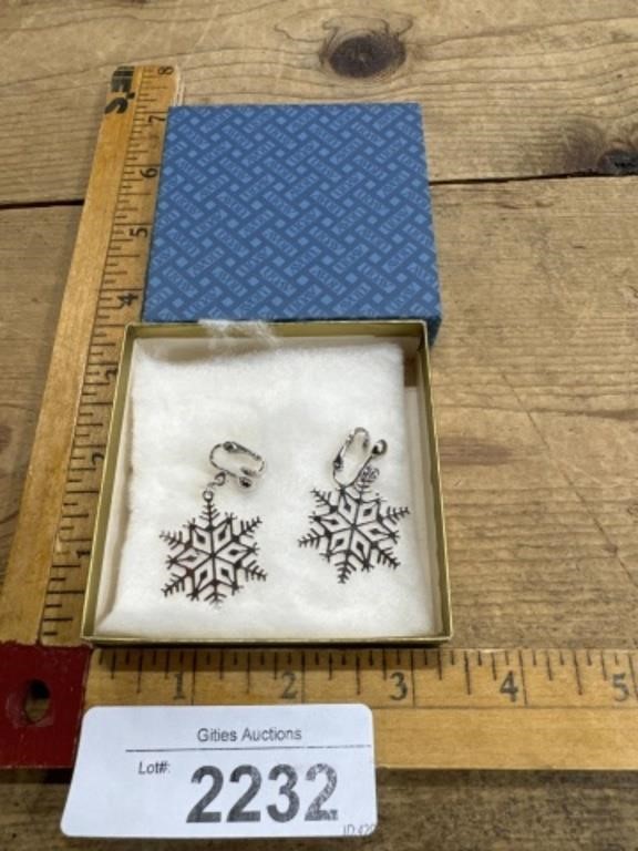 Vintage jewelry snowflake earrings clip