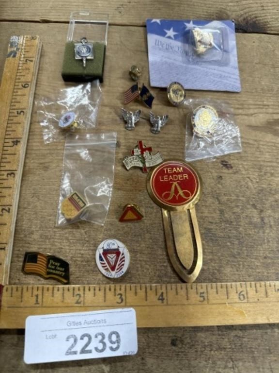 vintage lapel, pin, Lot military, etc.