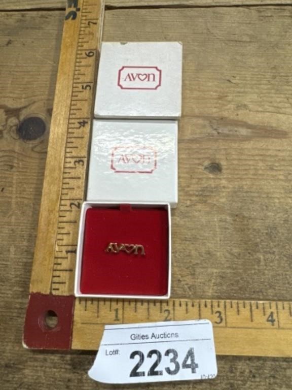 Vintage jewelry Avon pin