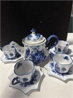 BLJE AND WHITE PORCELAIN TEAPOT W/4 CUPS AND